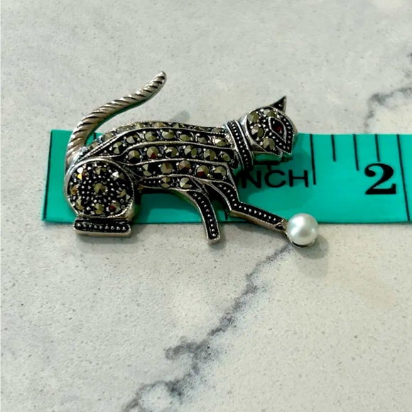 925 Silver and Marcasite Kitten with Pearl Brooch - Picture 6 of 7